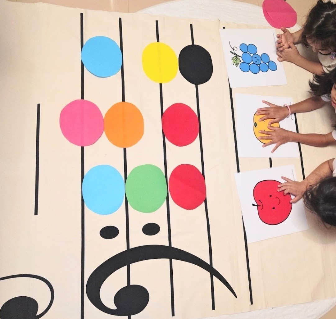 音符ビッツのカラフルな音符カードと果物カードで学ぶ子どもたち
