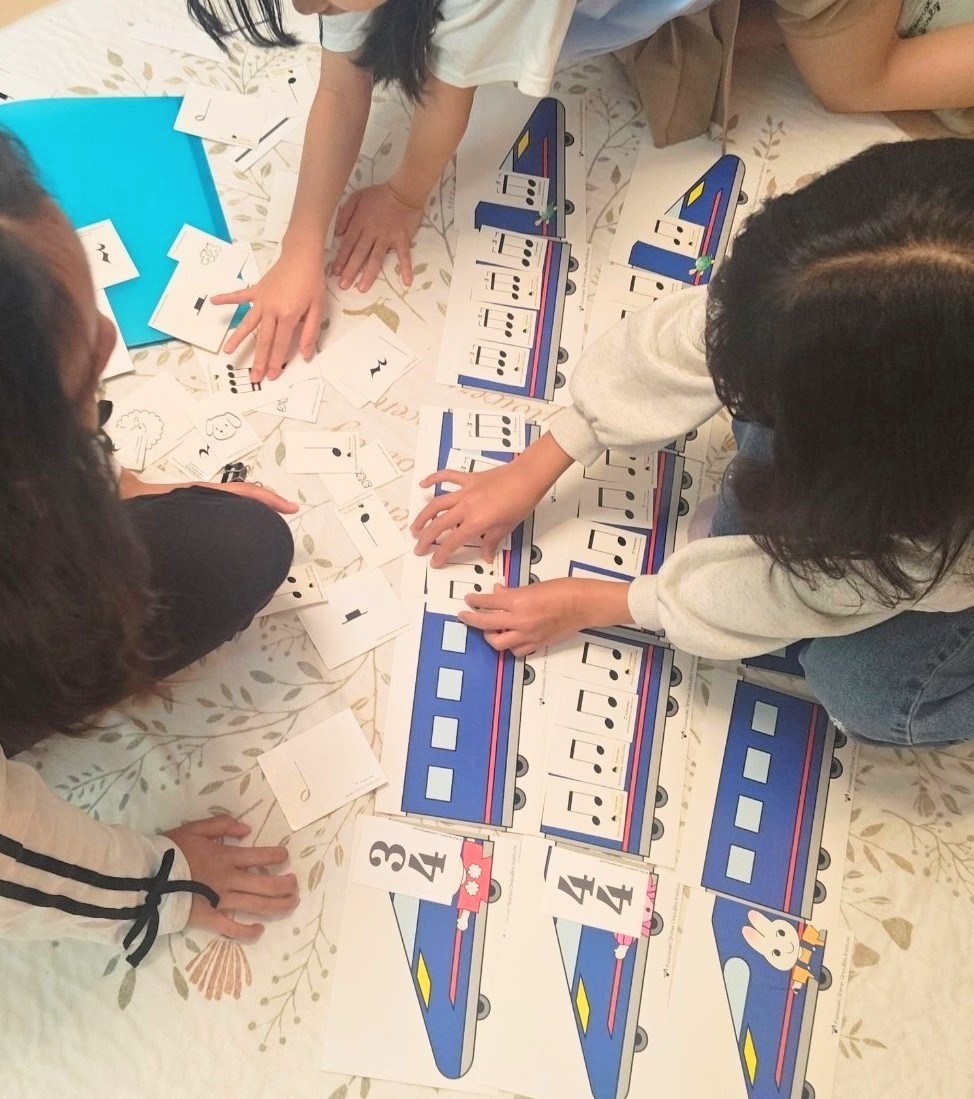 電車型のリズムカードで拍子を学ぶ様子