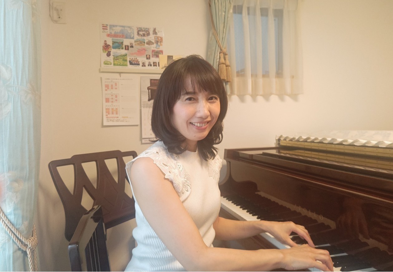 えみ音楽教室の講師がグランドピアノを演奏する様子